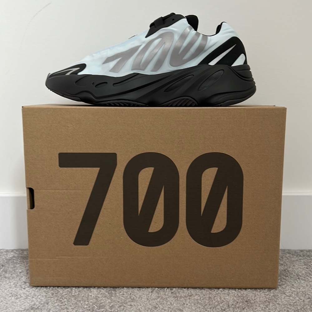 Yeezy Boost 700 MNVN Blue Tint Dead Stock Size US 9